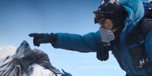Salah satu adegan dalam film Everest. Scott Fischer, diperankan Jake Gyllenhaal, menyentuh puncak Everest. sumber: screenrnt