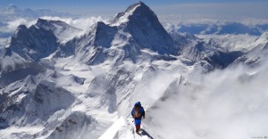 Mendaki gunung termasuk kategori olahraga ekstrem. Nyawa taruhannya. sumber: rmiguide